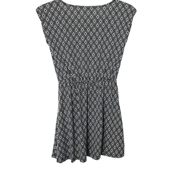 CRAZY 8 CAP SLV PULL-OVER MIDI WAIST DRESS, JUNIORS, XL (14/16)-BLACK & WHITE - Picture 3 of 11